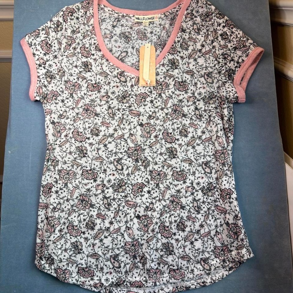 Wallflower Sheet Pink and White Floral Top Size XL